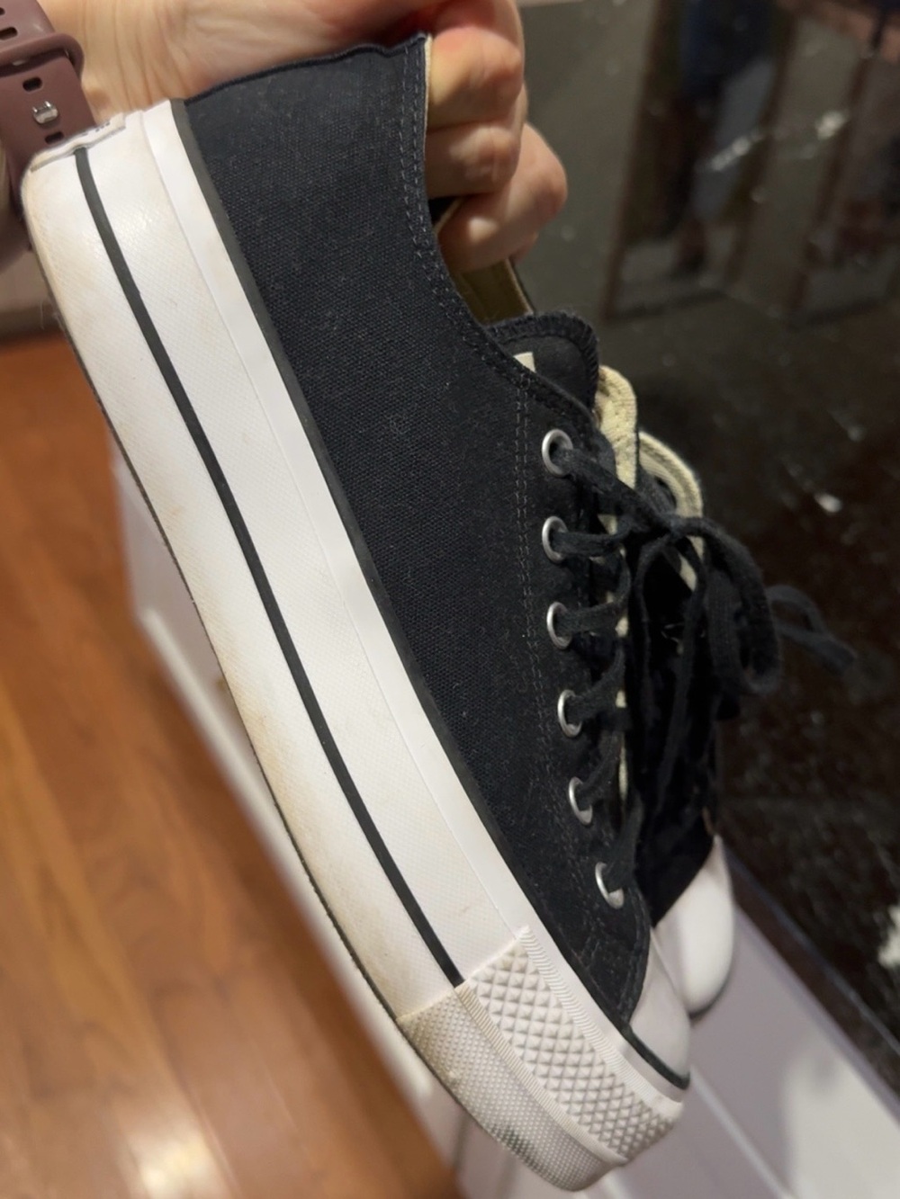Converse Chuck Taylor All Star
Lift Low-Top Sneaker - Black